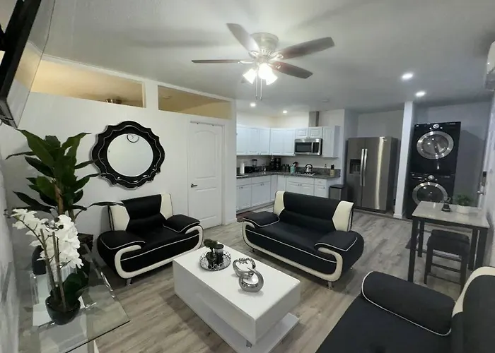 Stylish Apartment Near The Strip !!!