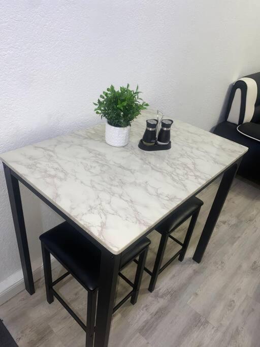 Apartment Stylish Near The Strip !!! *